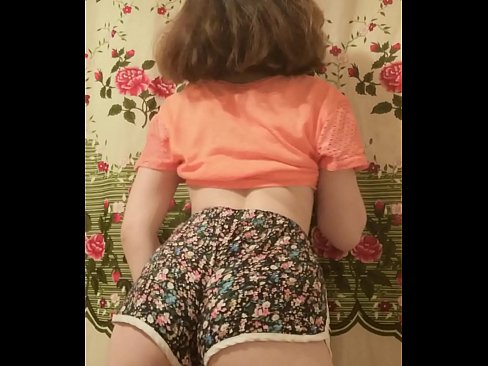 ❤️ Tânără sexy care se dezbracă de pantaloni scurți în fața camerei de filmat ️❌  at ro.com-milf-300.ru ❤