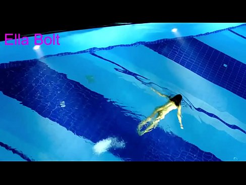 ❤️ Nu mă pot opri din privit, tânără blondă surprinsă înotând goală în piscina stațiunii ELLA BOLT ️❌ at ro.com-milf-300.ru ❤