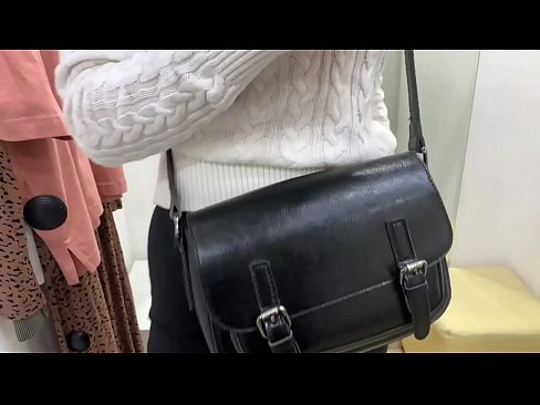 ❤️ Masturbarea în public a tinerei târfe FeralBerry cu un dildo în cabina de probă ️❌  at ro.com-milf-300.ru ❤
